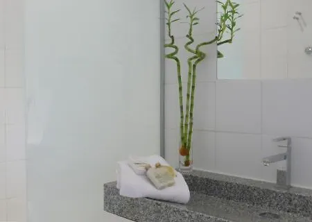 לינה וארוחת בוקר Le Limas 3*